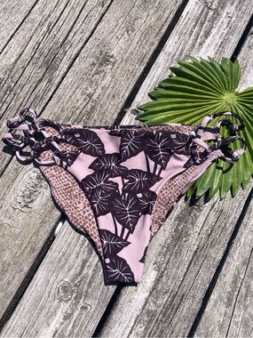 ACACIA - Nusa Cheeky Bikini Bottom in Black Elephant Ear - S